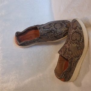 Baretraps slip on shoes women's size 8.5